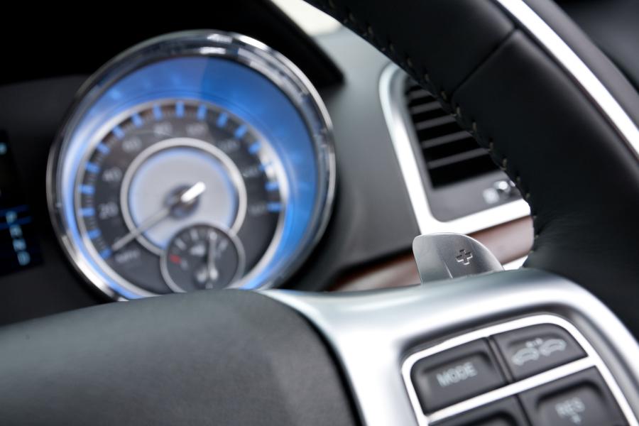  Chrysler 300C 2012 года  (UK) (фото 12 из 91)